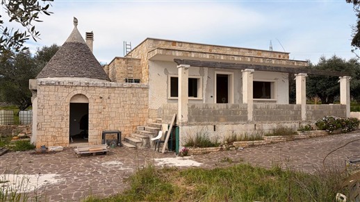 Villa In Fase Di Ristrutturazione, 4 Vani, Trullo e Garage. Poco Distante.